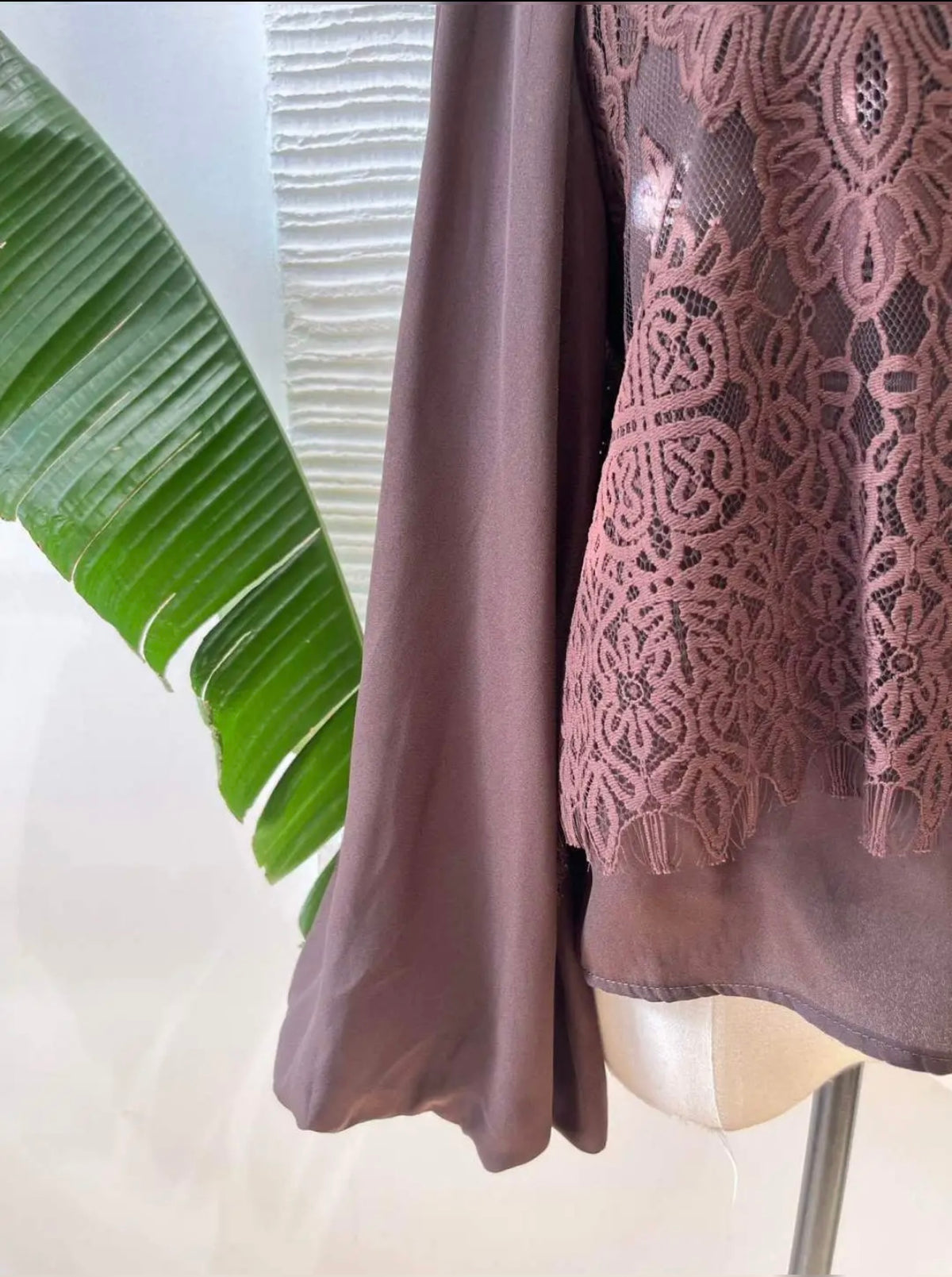 Blusa Encaje Chocolate de Kartana, vista lateral