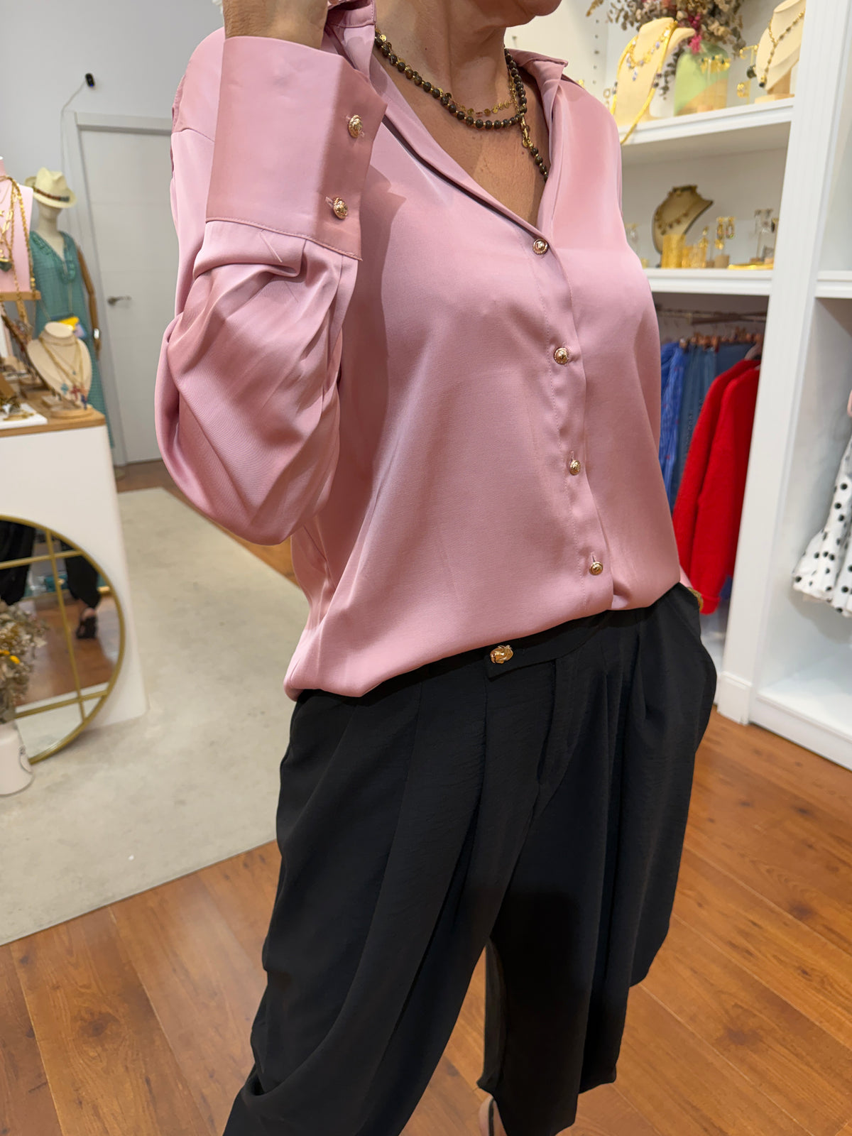 Camisa Satinada con Botones Dorados