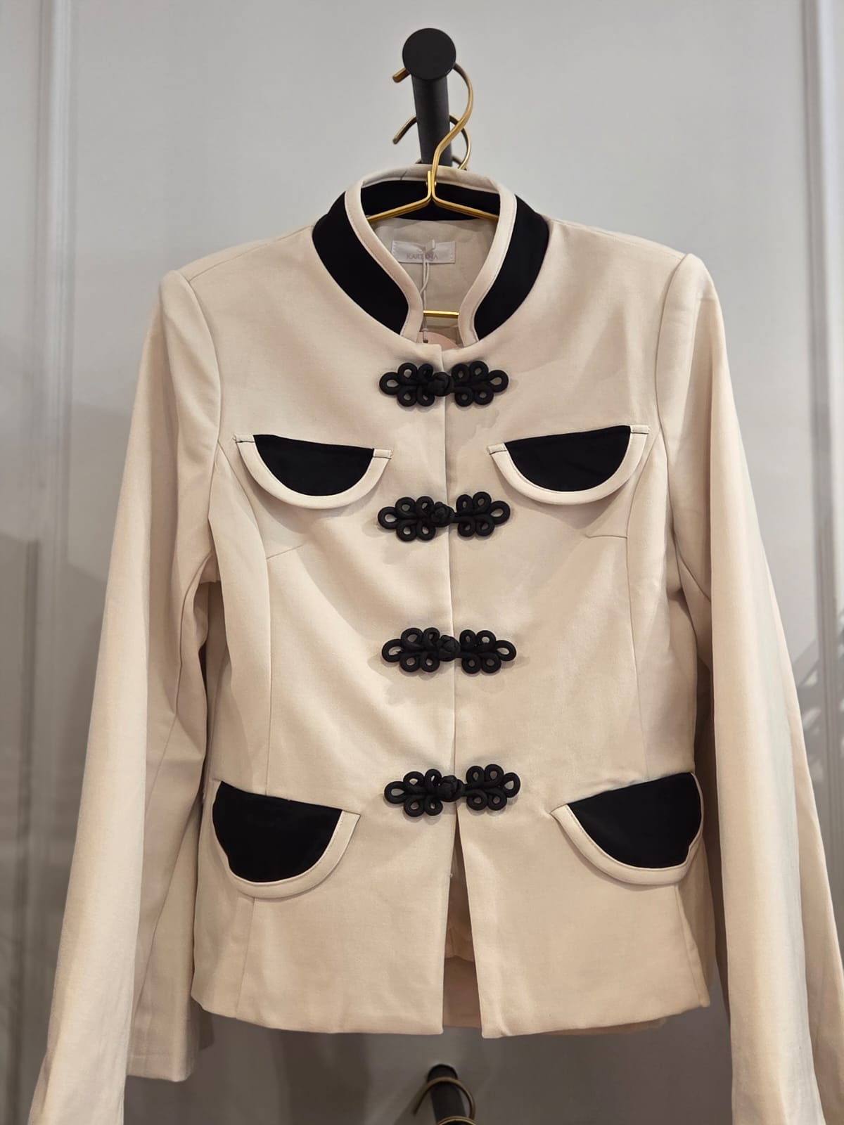 cazadora Chaqueta Bianca de Kartana, vista lateral