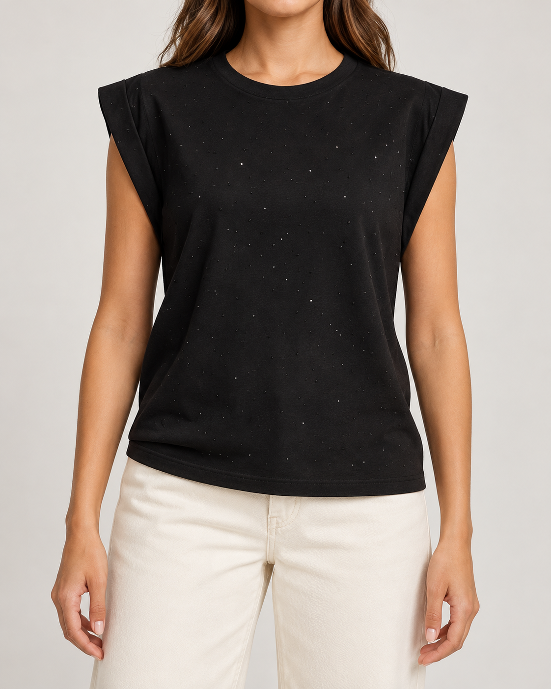 Camiseta negra Black Shine de frente sobre fondo neutro, con hombros estructurados y microbrillos