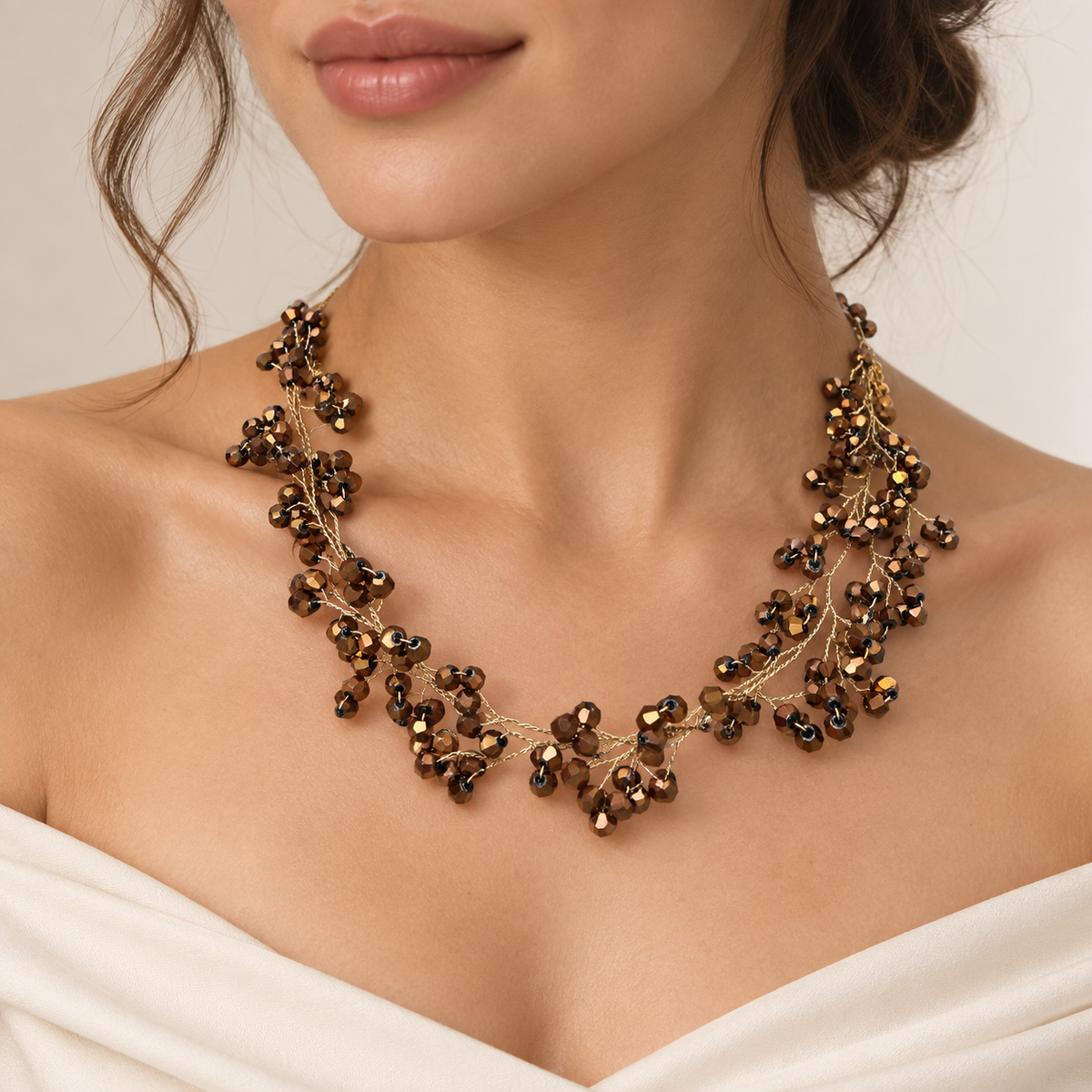Modelo con el Collar Silvestre Bronce y un top marfil con hombros descubiertos