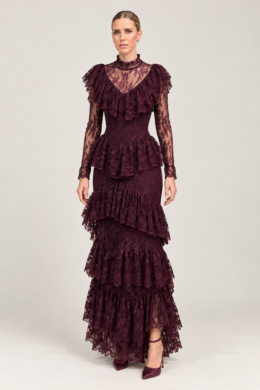 Vestido largo Alma Burgundy de encaje burdeos con volantes, vista frontal
